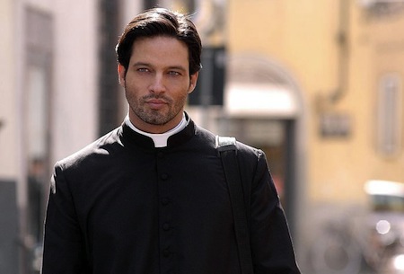 gabriel garko che impersona un prete